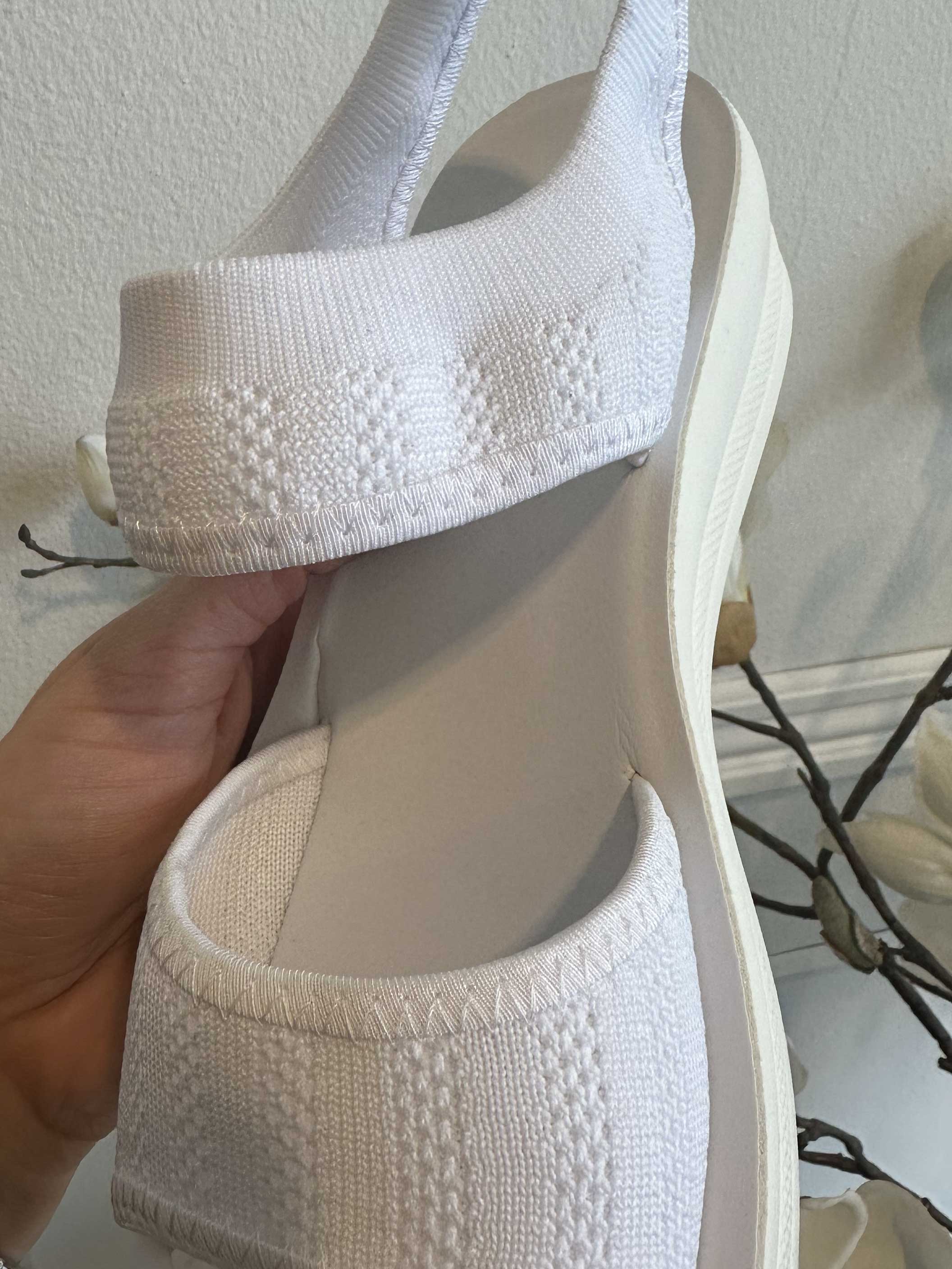 Jolina - Bløde sandaler med lille hæl og stræk i remmen